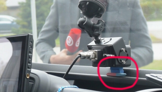 Камера видеонаблюдения за 50 тысяч евро в новом патрульном авто закреплена тремя школьными ластиками
